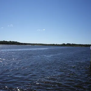 https://tin-can-bays-sleepy-lagoon-motel-tin-can-bay.queenslandhotels.net